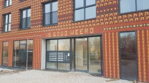 Ingang van de locatie Melsemaheerd met rode bakstenen