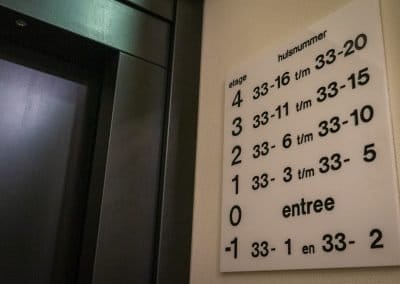 Naambord met etages en kamernummers