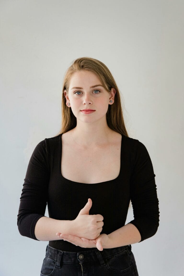 Jonge dame die gebaar laat ziet